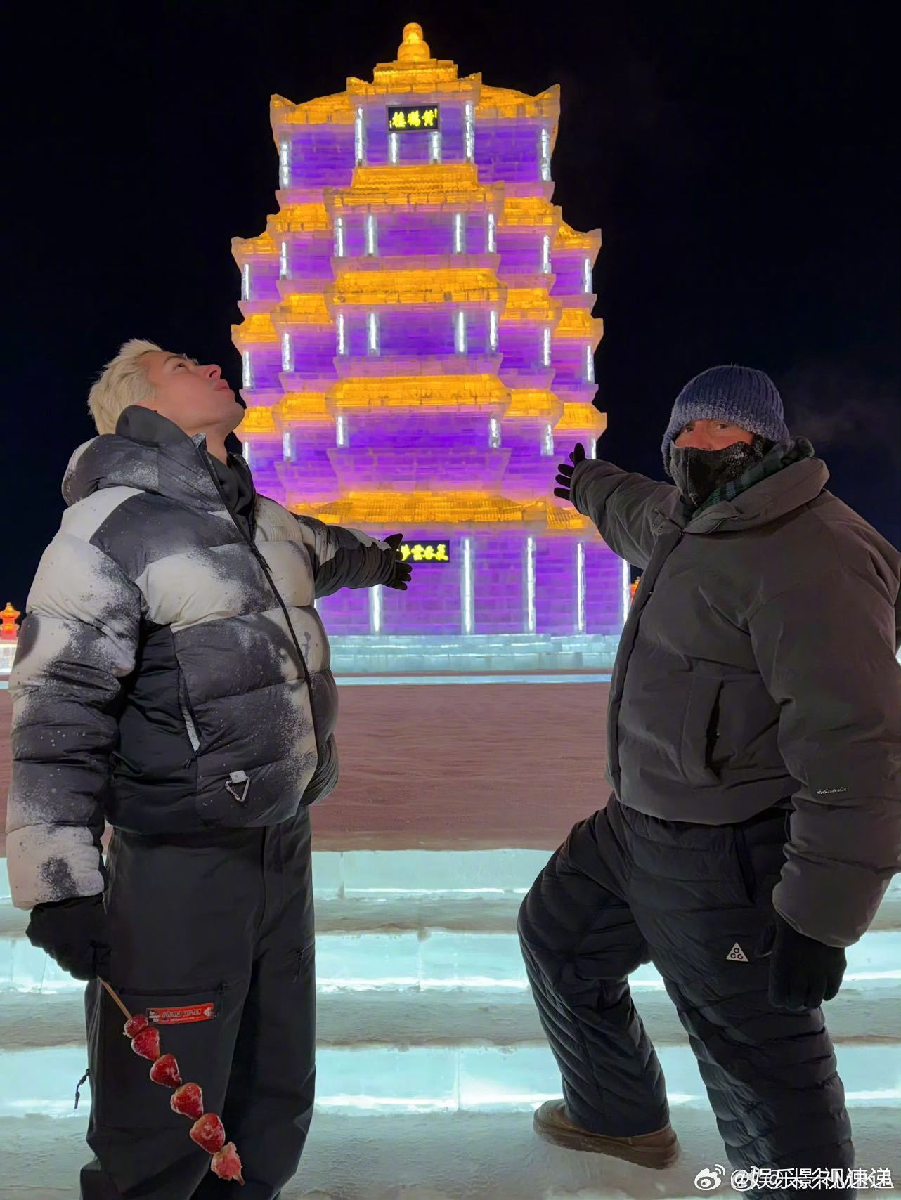 米卡说自己像爸爸的爸爸 米卡带爸爸去冰雪大世界，玩一会儿就要问一圈我爸爸去哪了，