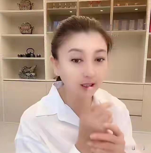 闫学晶把自己推上风口浪尖。之所以走到这一步是她忘记了自己的来处，咱来自农村，不要