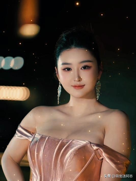 时尚圈被“白瘦幼”审美裹挟多年，23岁青岛姑娘陈蕾娜却如一道光，打破刻板定义美。