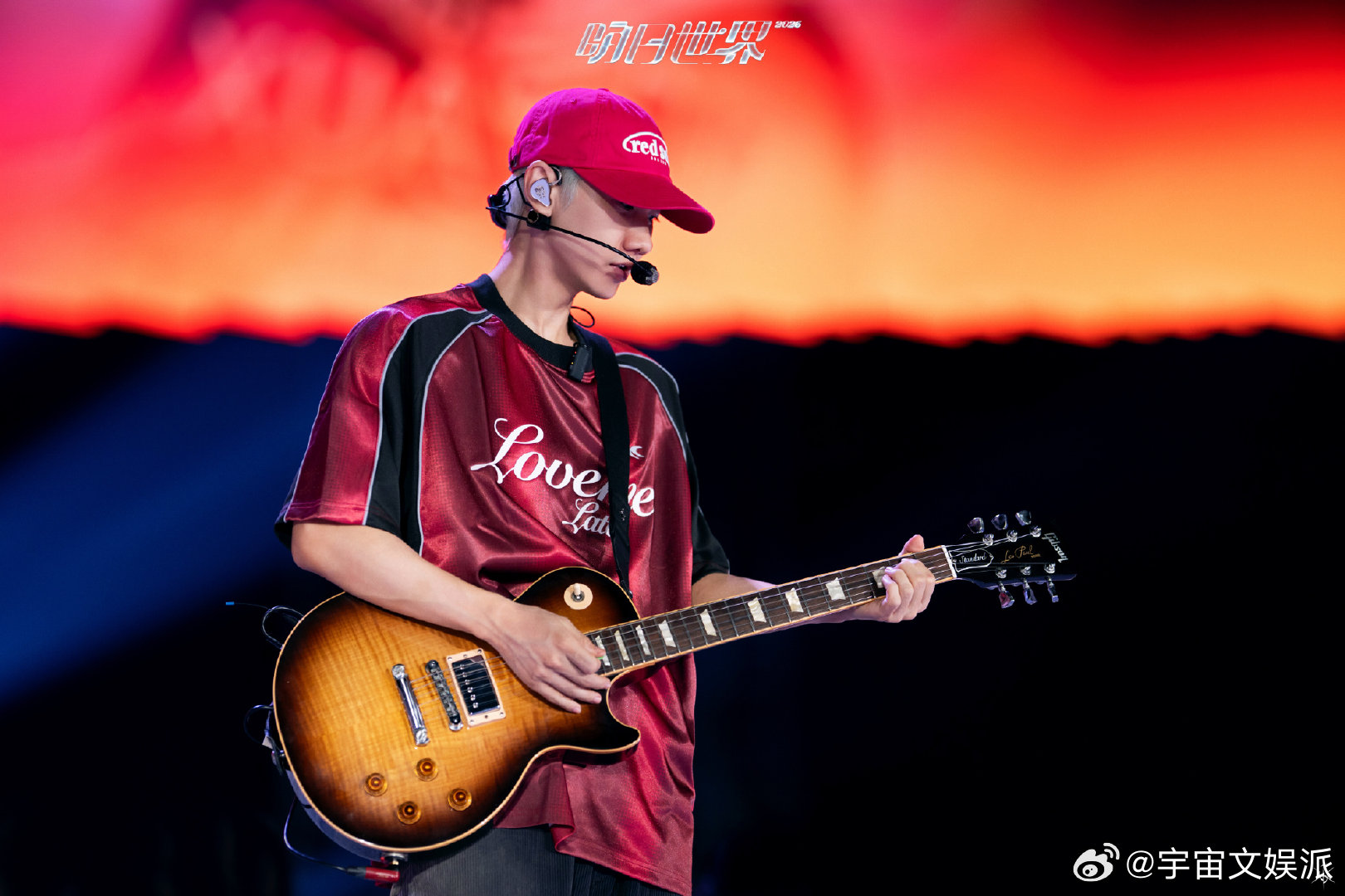 汪苏泷新耳返汪苏泷的耳返汪苏泷南昌演唱会彩排新耳返是藏不住的亮点。它陪着他弹吉他