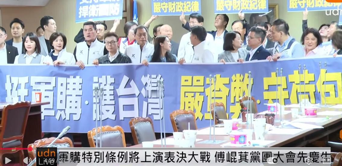 “军购案”上演表决大战前，国民党党团为总召傅崐萁举办简单的生日庆祝会，后党团拉了