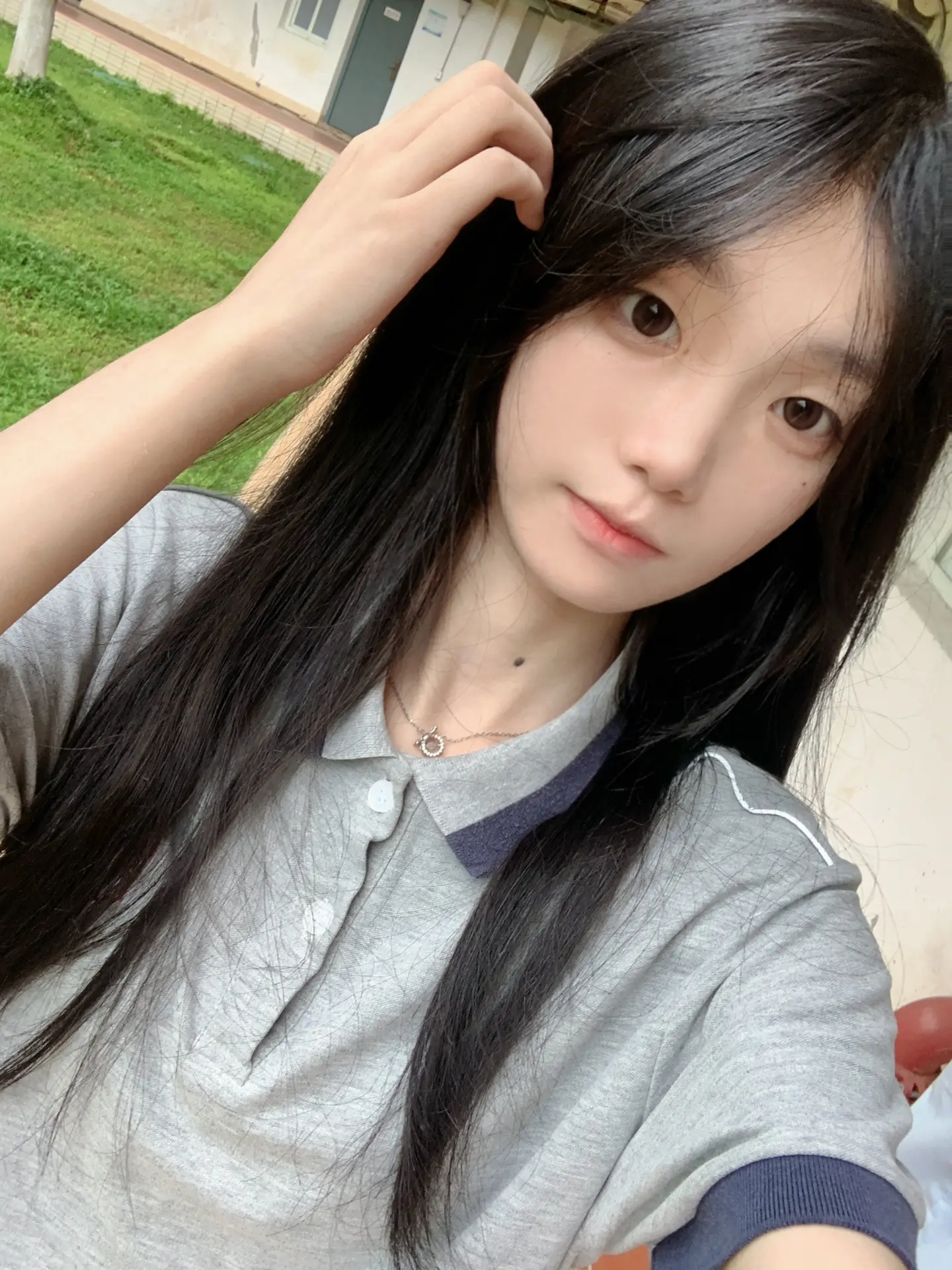 那年素颜朝天不敢和你对视 后来你依旧是我化了很久的妆也不敢凝视的人.