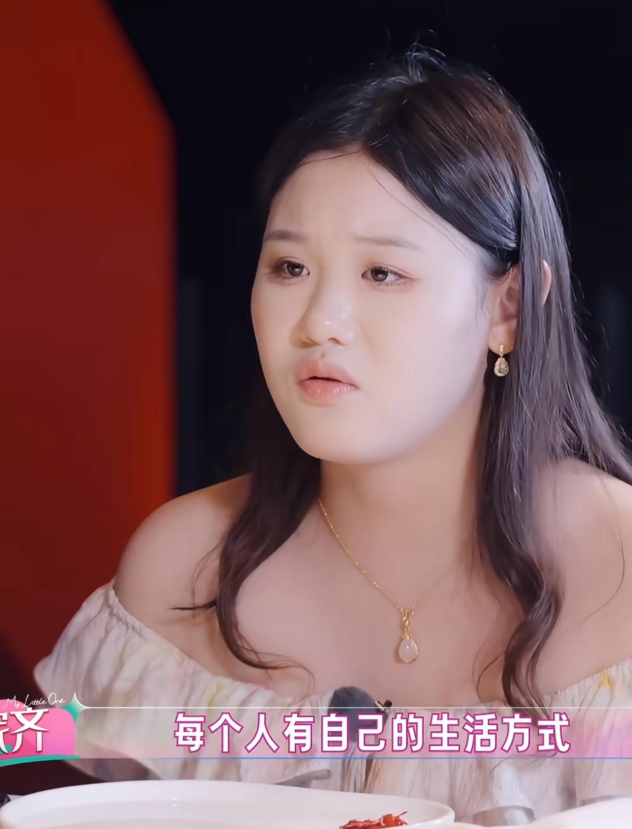 张家齐与妈妈摊牌太窒息！一句“不用改”尽显极致清醒。
张家齐和妈妈的餐桌对话，看