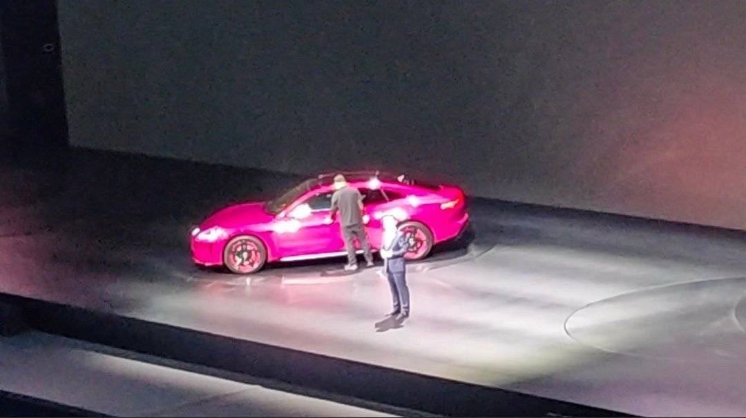 You can't park there mate. 