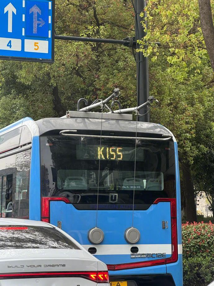 杭州的公交车这么暧昧吗 