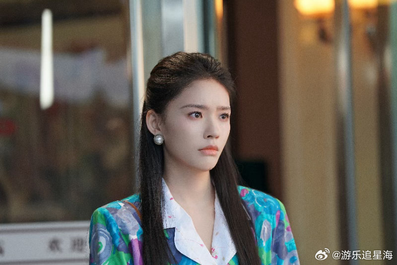 林允新剧好敢演饭局上陪着笑，厕所里捂着嘴哭。林允把北漂草根的体面和崩溃，全塞进了