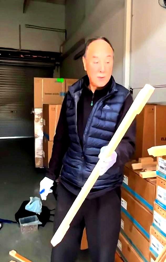 别再说移民就是去养老享福了。

68岁的老戏骨王全有，跑去新西兰给女儿装修房子。