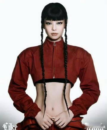 JENNIE主打曲造型品品JENNIE主打曲造型！盘发搭配精致发簪，一袭改良旗袍