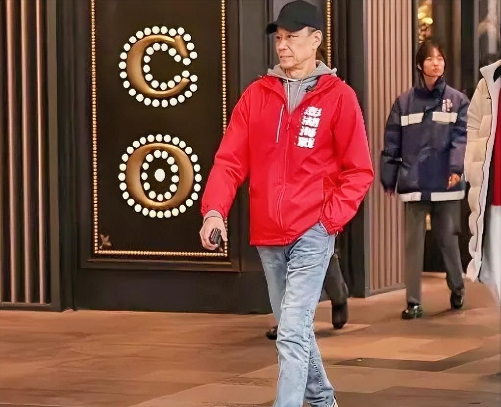 80岁王学圻状态封神
 
谁能信这是80岁的状态？王学圻一身红卫衣配牛仔裤，走路