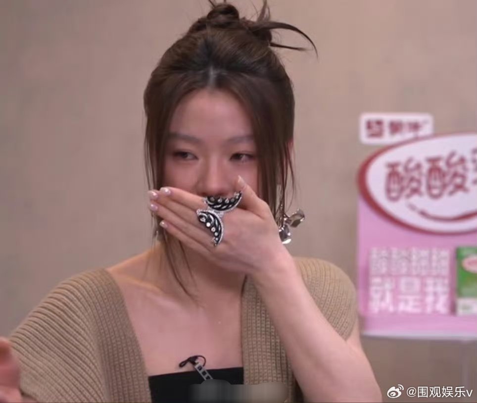 单依纯后台哭了 比赛输了都没见她哭过，女生都很柔软，太容易被触动了，这个世界只有