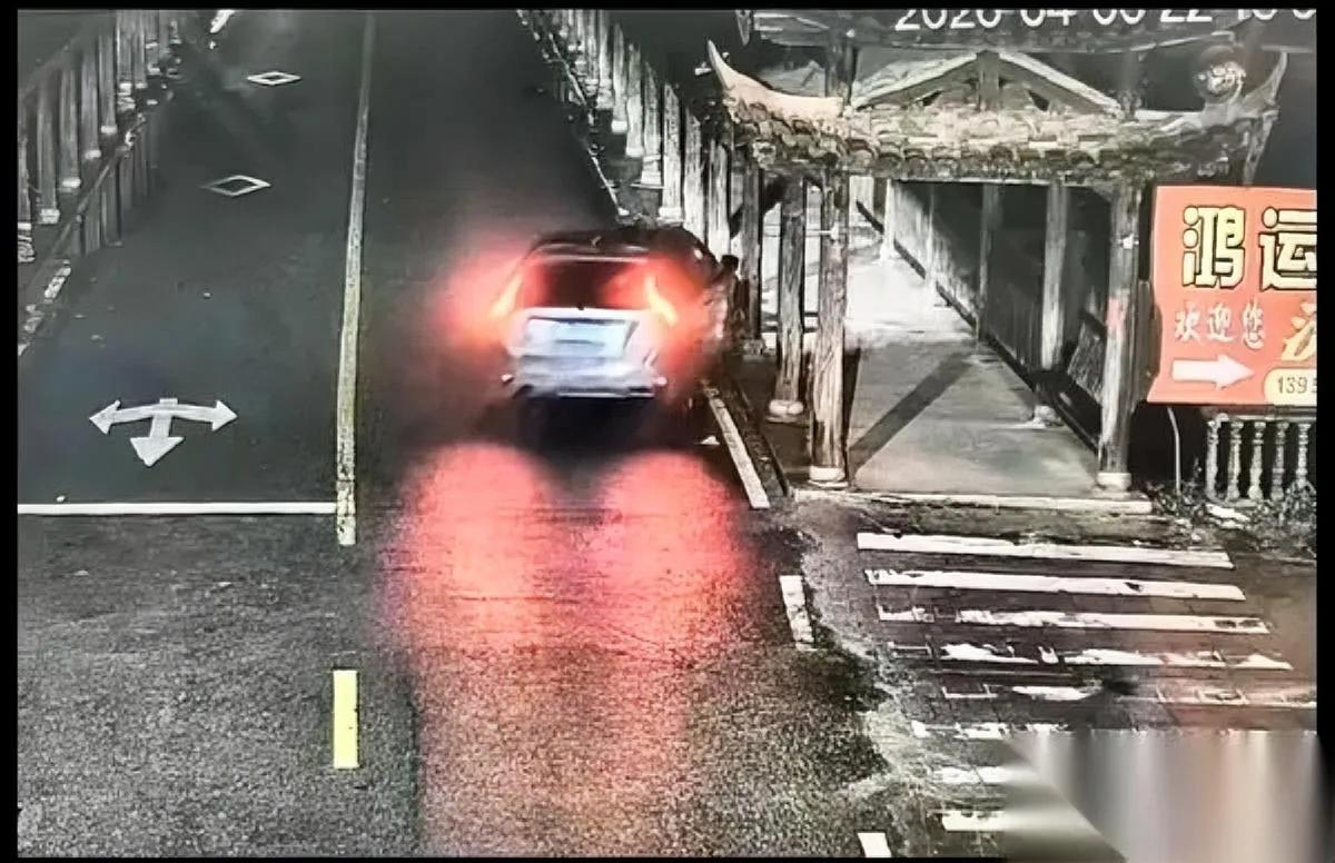 长汀这起车祸

我真的看傻了

慢到能数秒的车速居然能坠河？

我翻来覆去刷了三