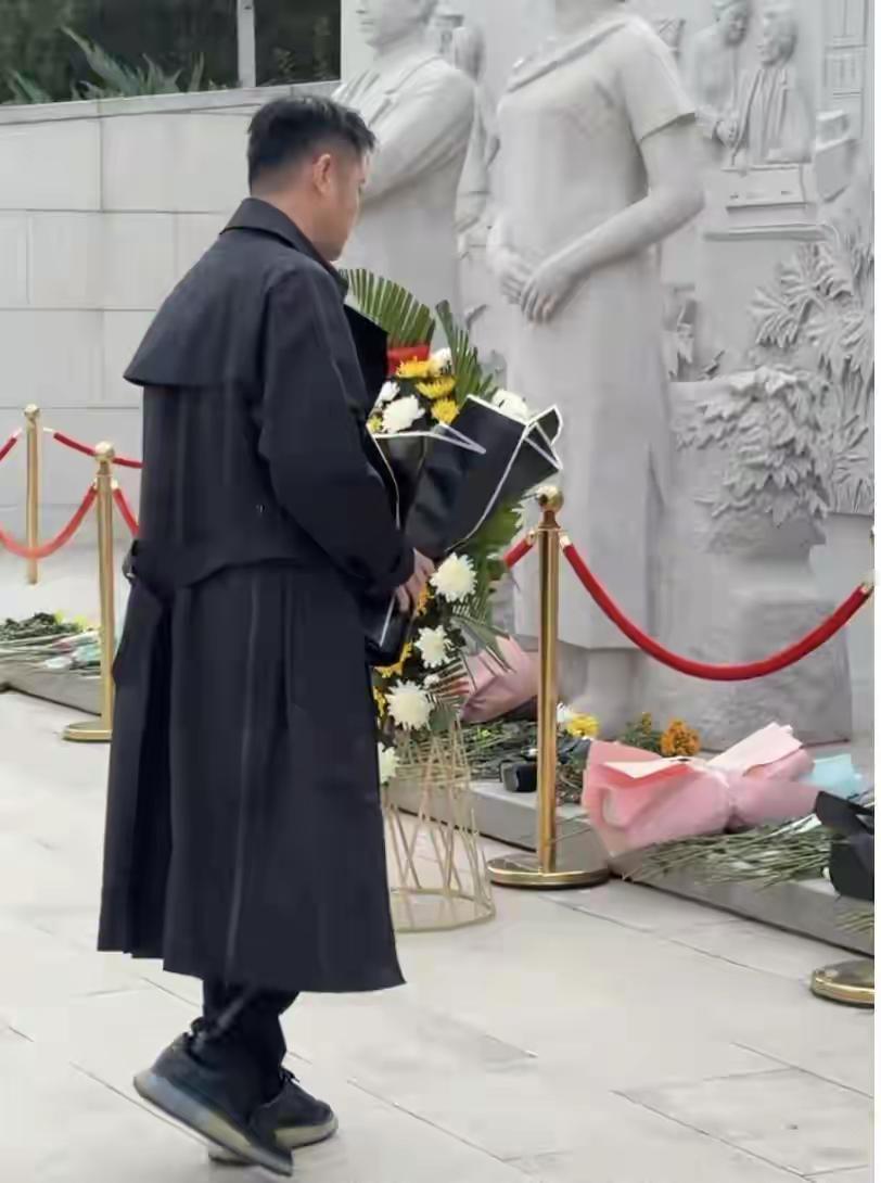 演员巩峥给吴石等四位烈士献花
         最近革命历史剧《沉默的荣耀》火了