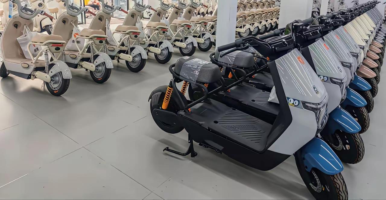 新国标电动车主打一个安全！
一要慢。
慢了就能减少车祸。时速25公里/小时，跟骑