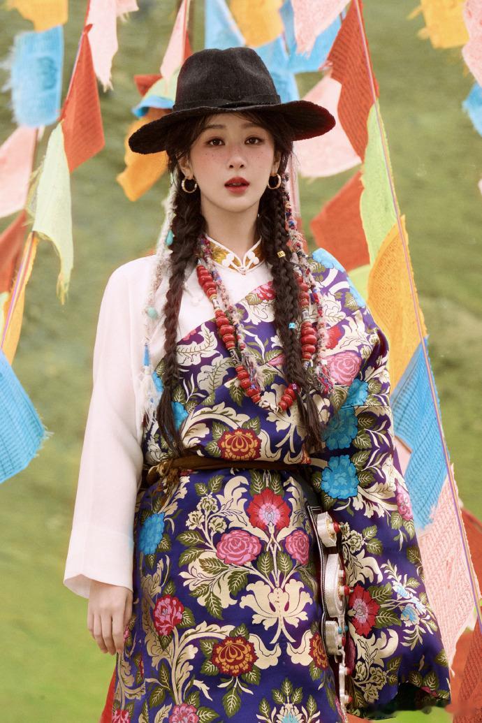 杨紫藏族少女妆康巴服饰已经被杨紫穿上了！雪山下的格桑花少女雀斑妆+格桑花藏袍，风