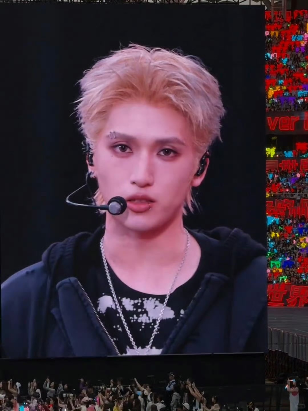 严浩翔美式前刺被这个严浩翔钓成了翘嘴。。美式前刺+金发+唇环+眉钉