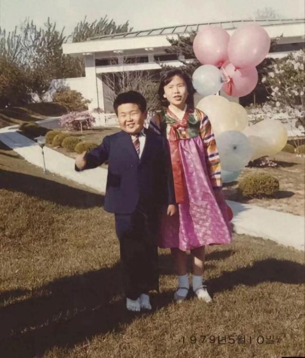 这张泛黄的照片是1979年，金正恩和姐姐金惠敬在朝鲜平壤留下的老照片，可以看到姐