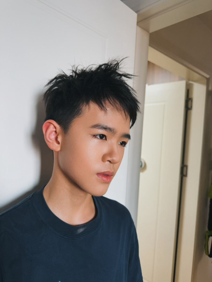 我把哥的照片给嘉嘉看嘉说，哇，这么帅，妈妈，你今天是不是看哥哥觉得不那么容易生气