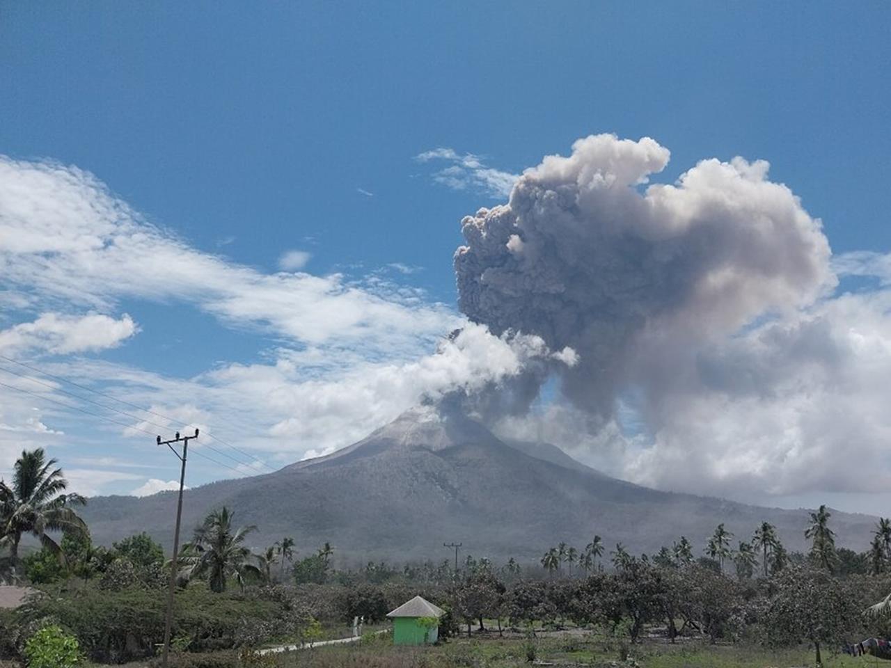 印尼杜科诺火山突然喷发，10公里高的火山灰柱遮天蔽日，3名登山者被滚烫的落石当场