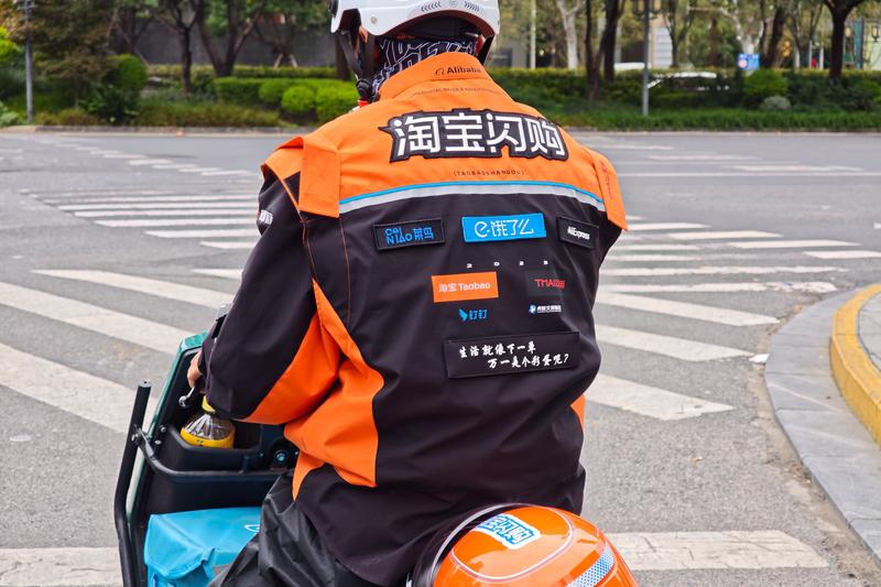 骑手端1分钟=现实 42 秒? 淘宝闪购的＂时间缩水＂，让骑手奔波更显沉重。网友