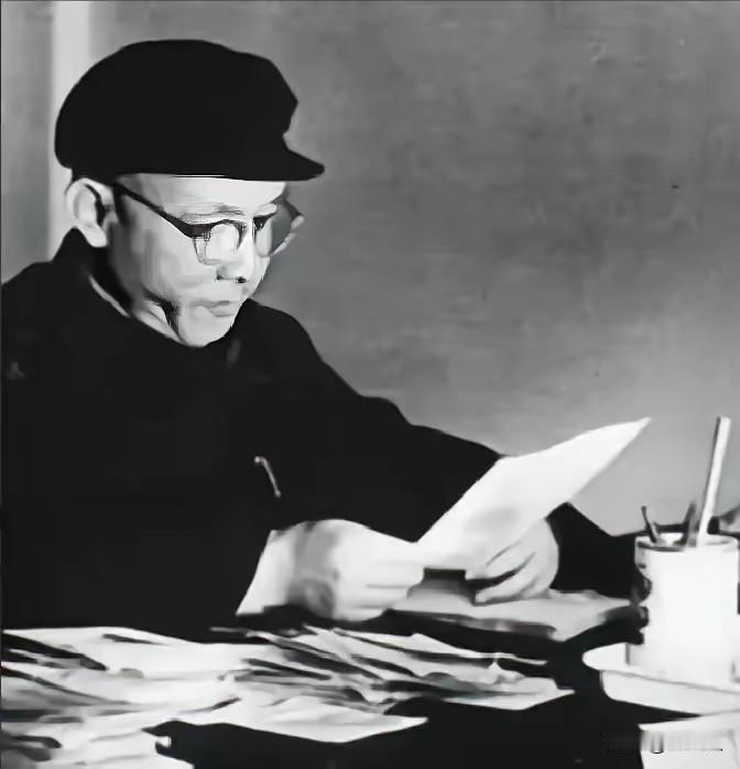 1952年，老红军被开除党籍！翻过雪山走过草地，却栽在一句闲话里
 
1952年