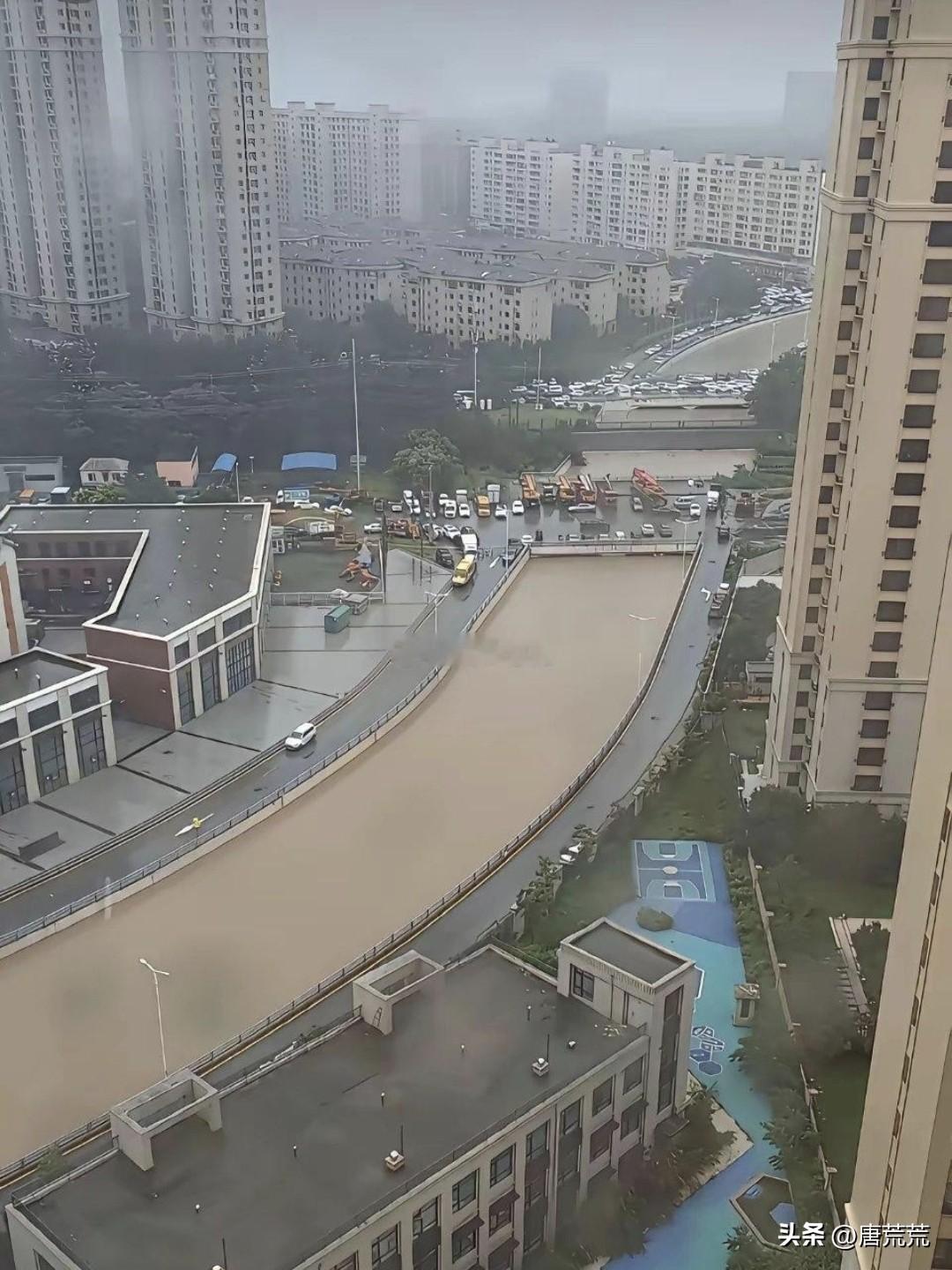 这样的设计其实挺好，下雨的时候当蓄水池，不下雨的时候还能走车，一桥两用。