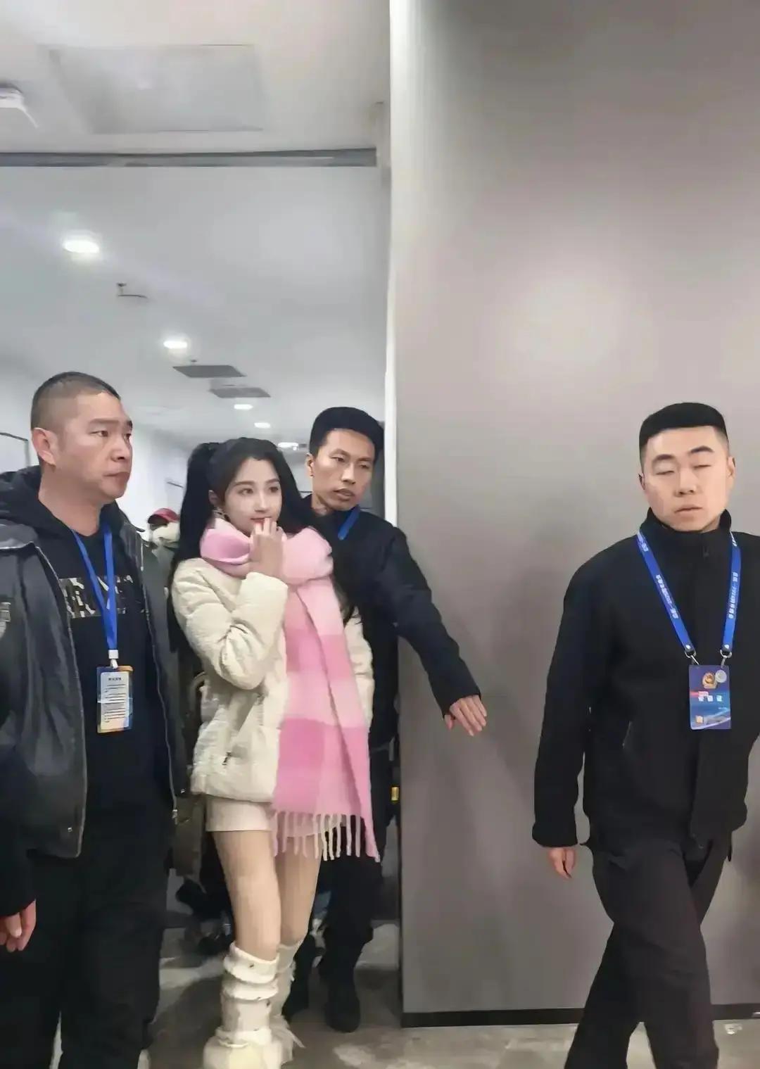 古装造型翻车现场！
 
田曦薇穿私服走红毯，弹幕齐喊“比剧里好看十倍”。
 
剧