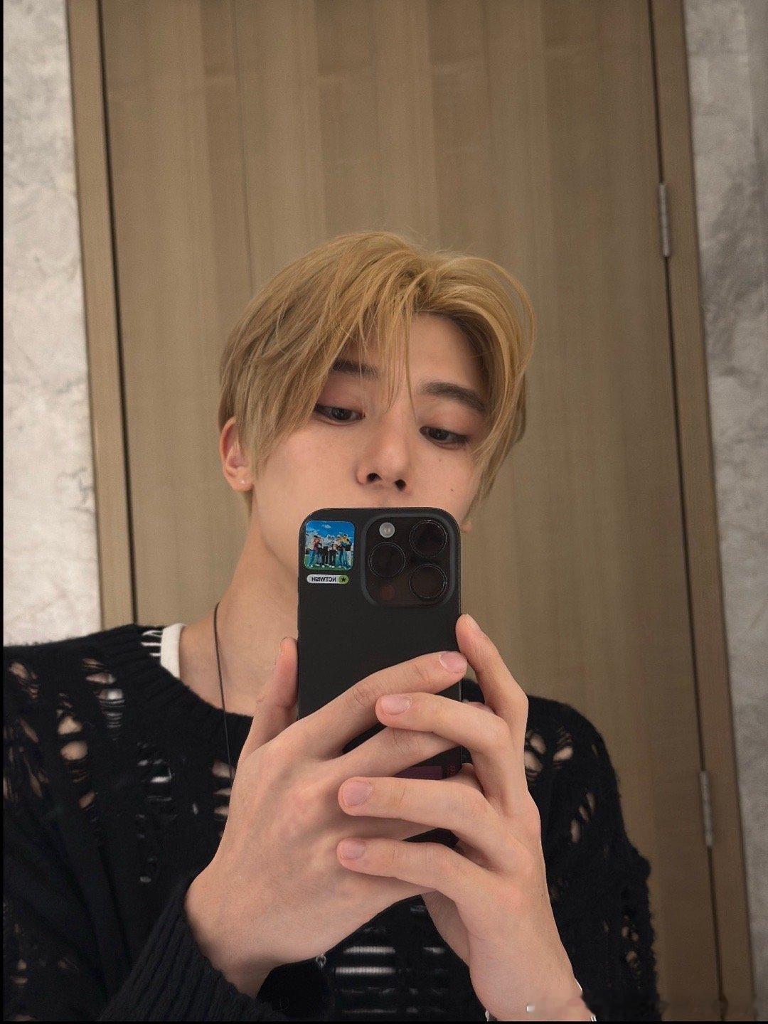 kpop男爱豆对镜自拍 吴是温 