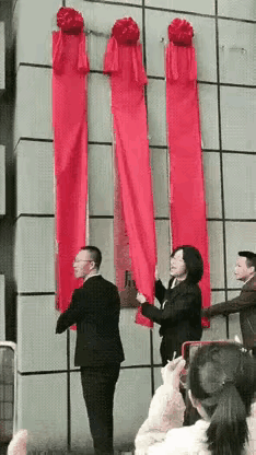 这多人和媒体在看着，这揭幕剪彩仪式搞砸了，这回处罚追究起来，会是临时工的责任吗？
