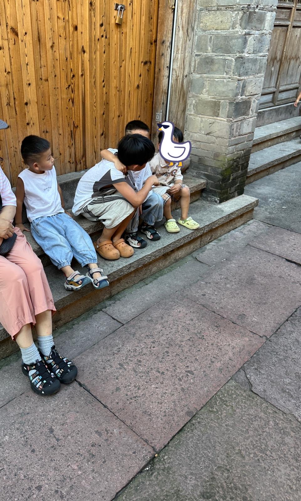 一直以为62岁的老孔身边7岁的孩子是他孙子，昨天老孔发朋友圈说儿子长大了，他感到