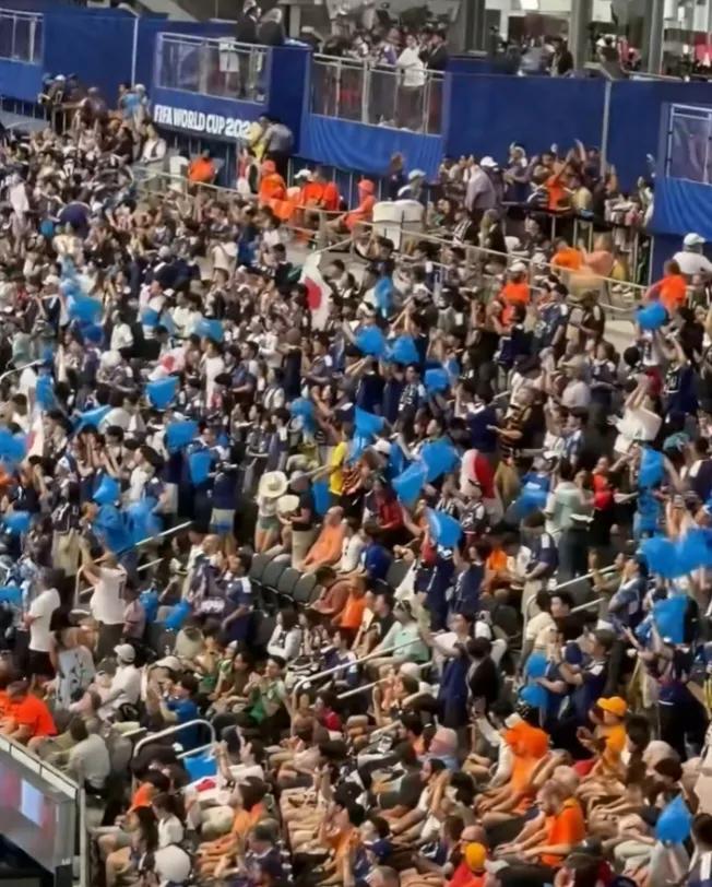 日本球迷在世界杯赛场上捡垃圾又上新闻了，还被FIFA表扬。是日本球迷素质高吗？N