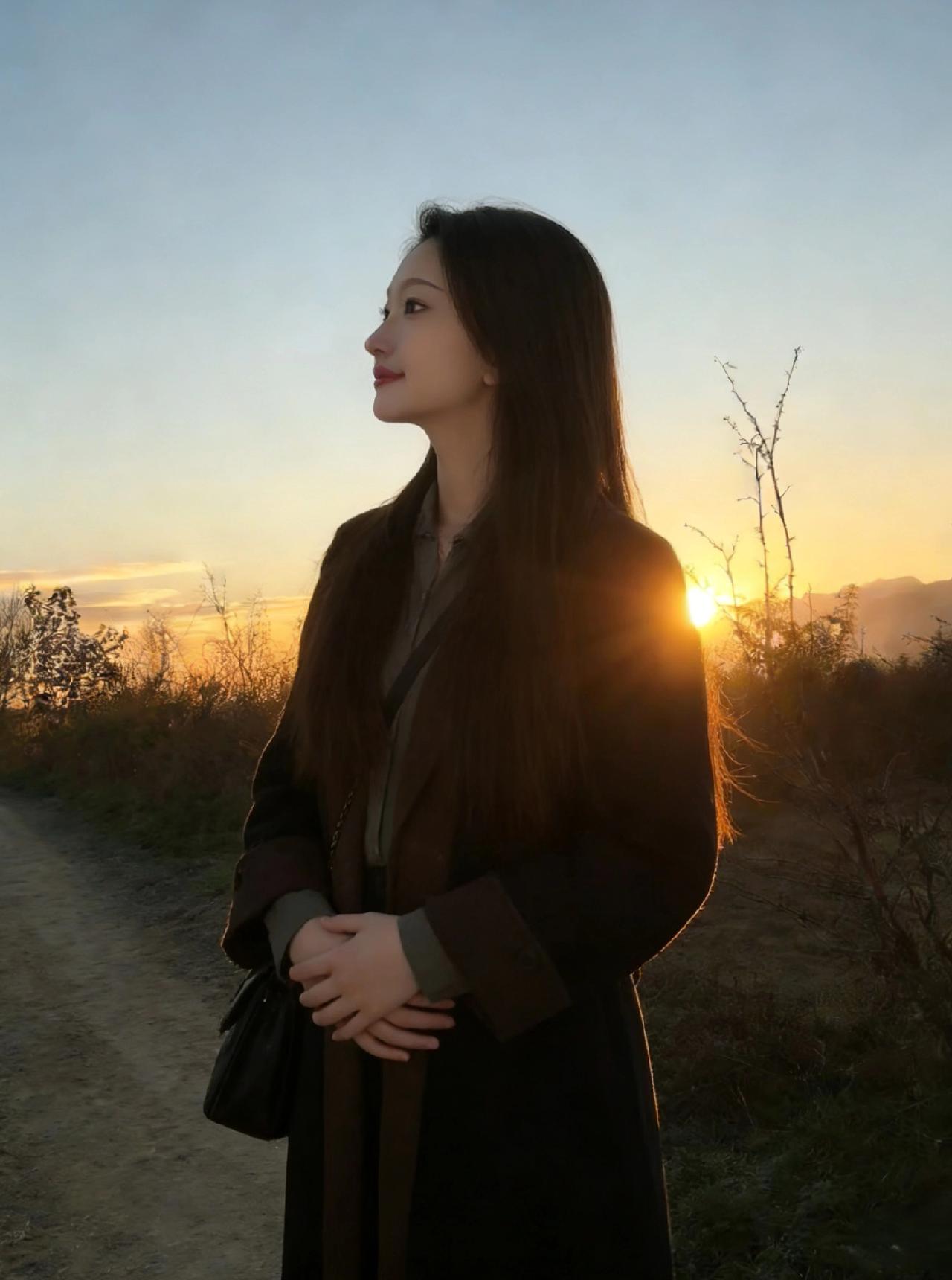 向晚郊原静，天低野色苍。
衣痕沾草露，鬓影带斜阳。
远岫衔红日，疏林送晚凉。
徘