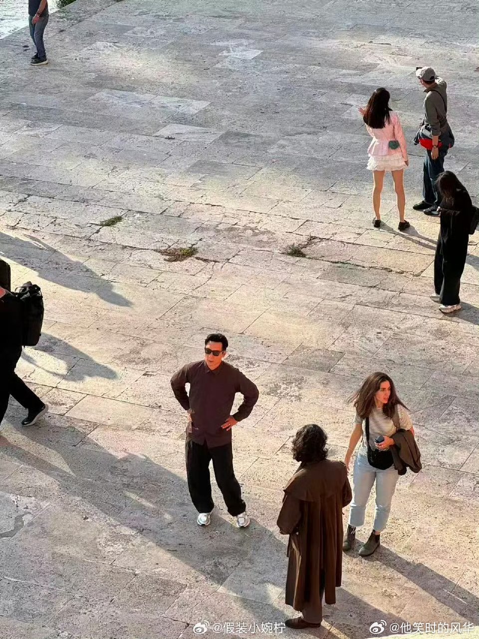 全世界都在偶遇吴彦祖除了我 羡慕到捶墙！吴彦祖去意大利后全网都是偶遇路透，赛场街