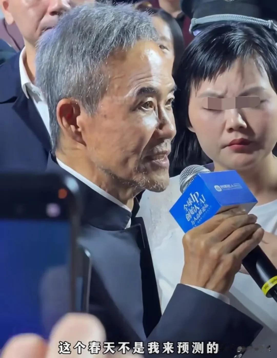 74岁的王石是真的老了，不仅仅是外貌，更多的是精神气。
他出席活动，头发花白，身