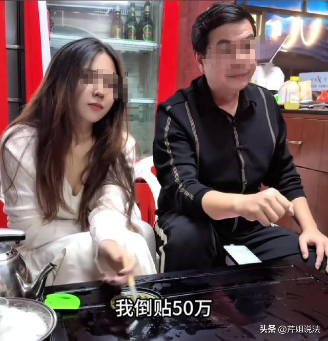 河南，一女子跟相亲对象约了见面，男子按时赴约进屋一看，没想到女孩的父亲也在场。男