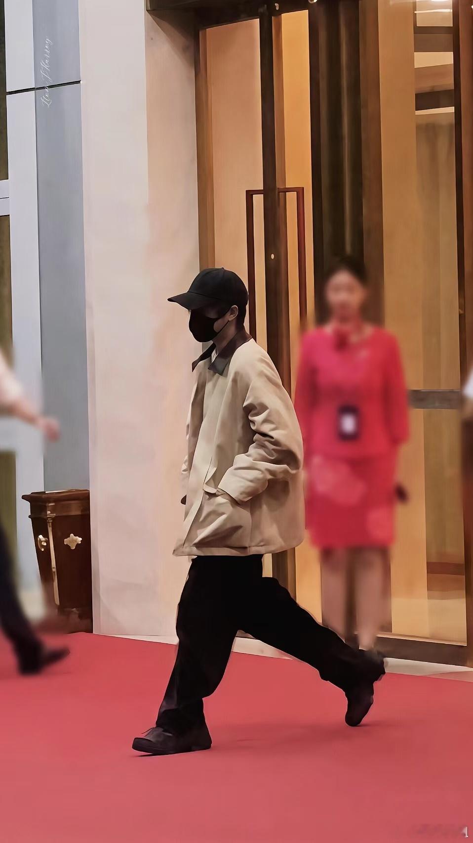 #易烊千玺抵达福州#易烊千玺来到福州，他的每一个瞬间都值得被珍藏。穿得暖和又潇洒