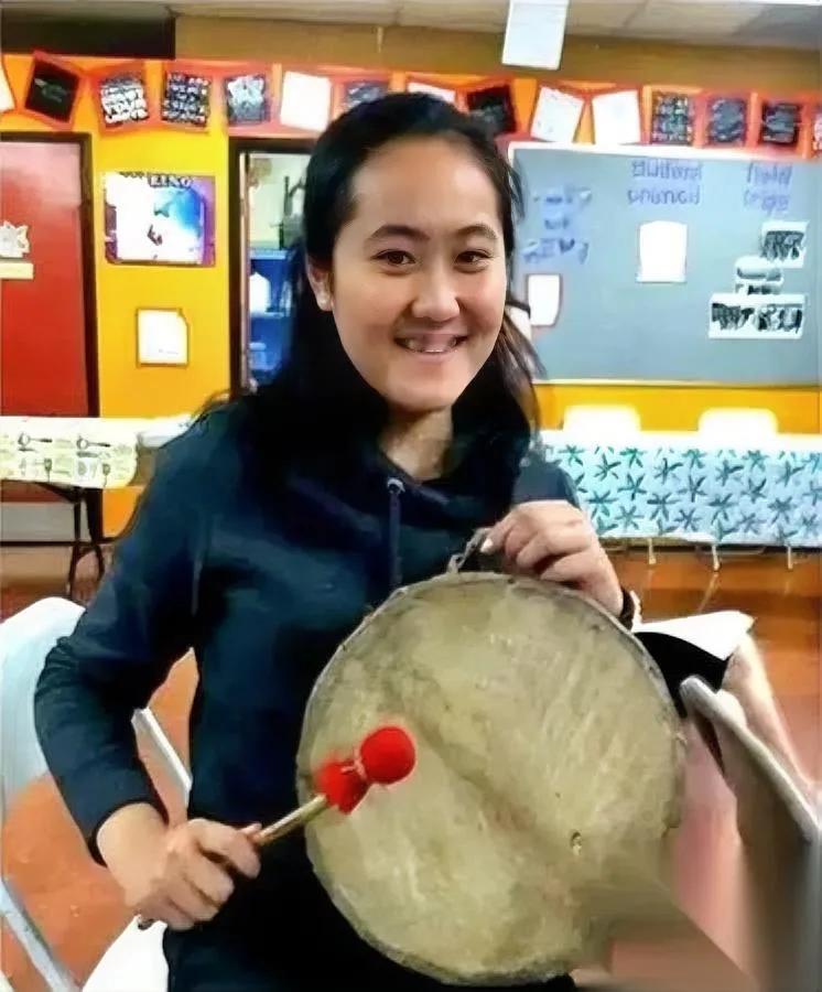 你敢信吗？

这事太离谱。

当初催法官快点判、要赶回去过生日的女生，最后哭到瘫