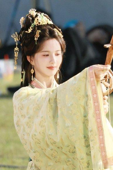 归良辰平均6秒1个名场面归良辰李昀锐这身造型帅到离谱，刘些宁眼神能戳穿屏幕，我直