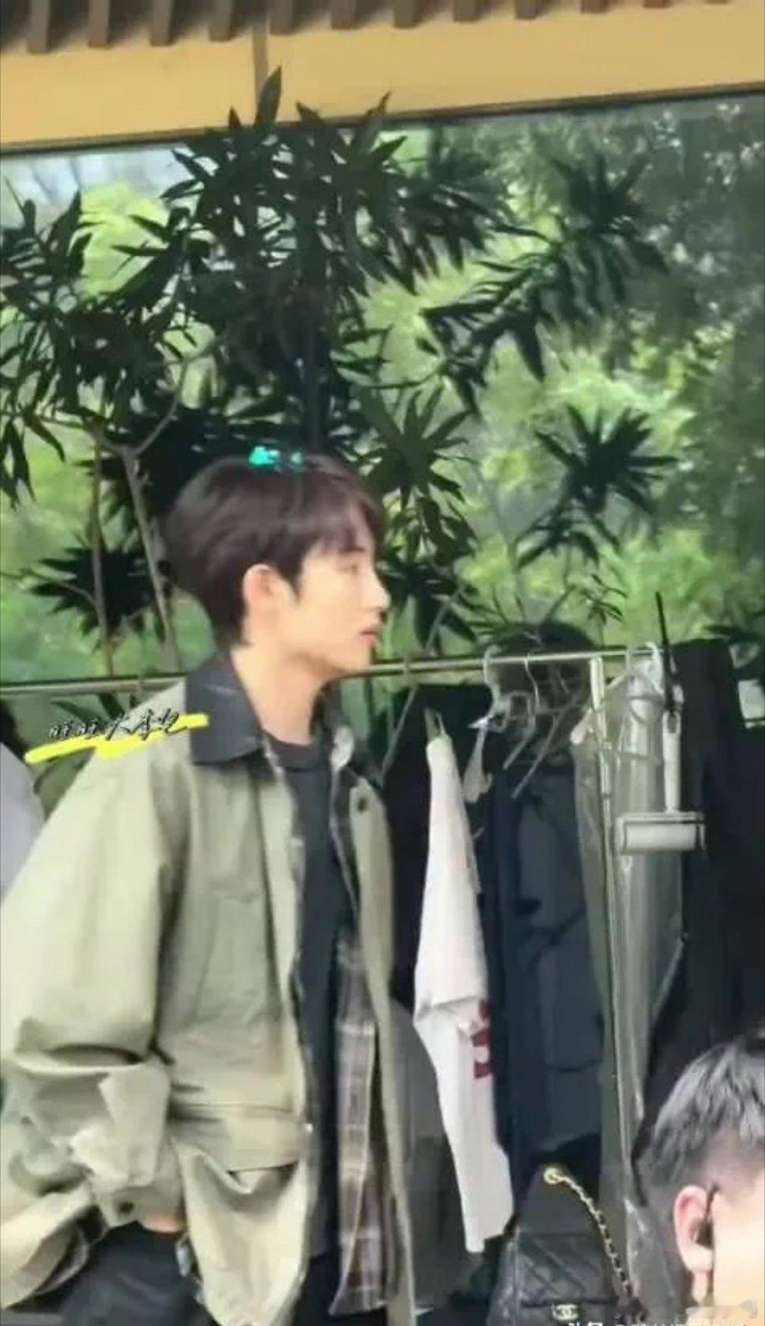 杨超越和董思成《今天是太阳雨》开拍路透来啦！俩人同框满是青春气息，笑容明媚得像刚