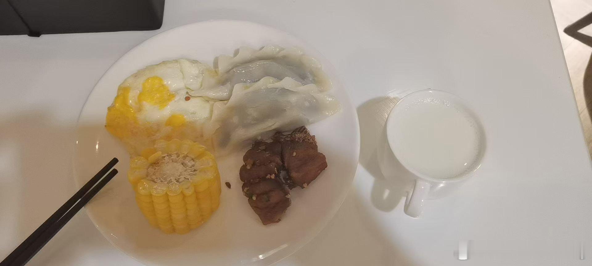 美好的早晨从一顿丰盛的早餐开始，吃饱喝足，以最好的状态迎接一天的工作。大家早上好
