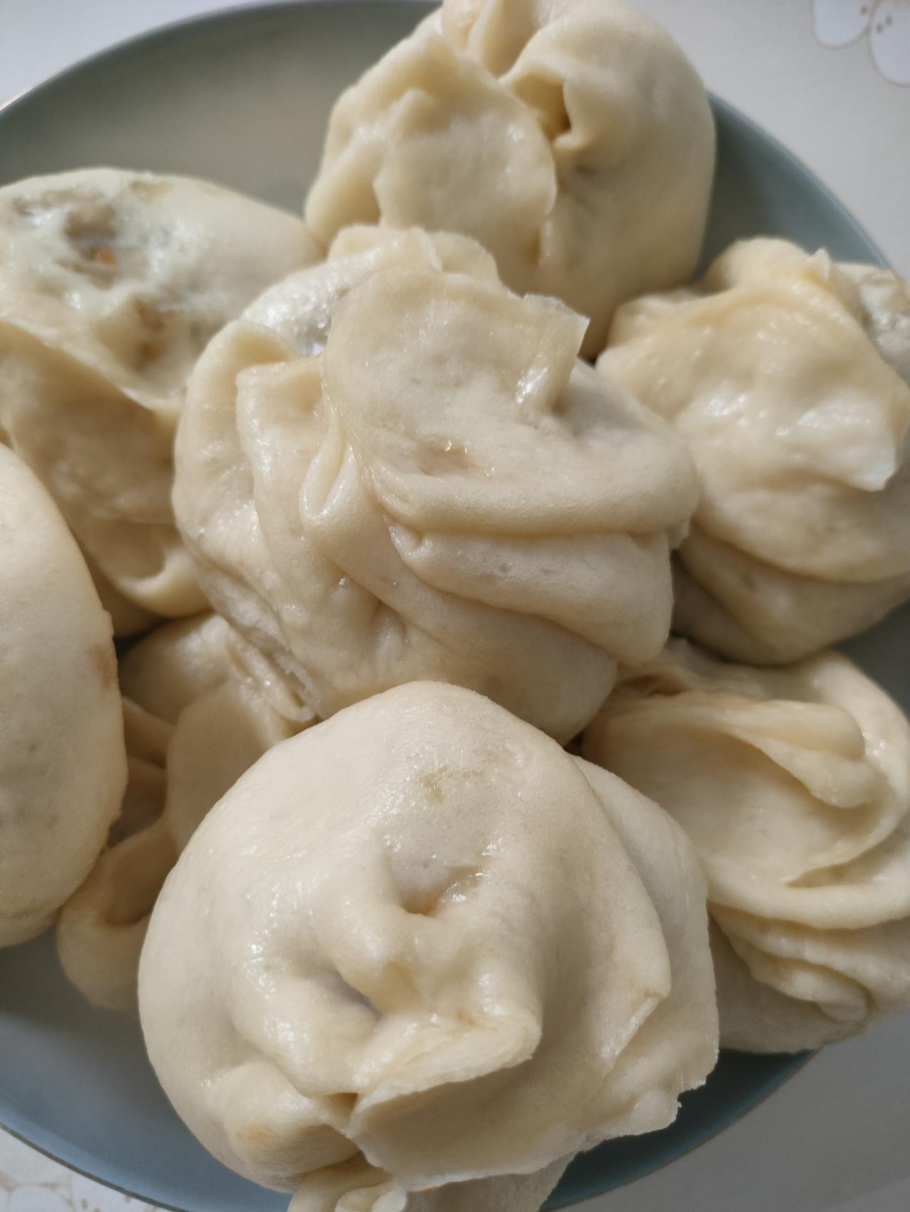 晒图笔记大赛今天在我和老公的合作下，做了芹菜猪肉馅包子，我负责包子馅，老公负责蒸