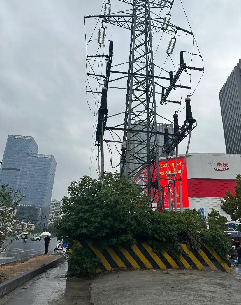 合肥潜山路的高压线这么多年
还是一直树在路中间
修地铁，修路，都没有根本性解决高