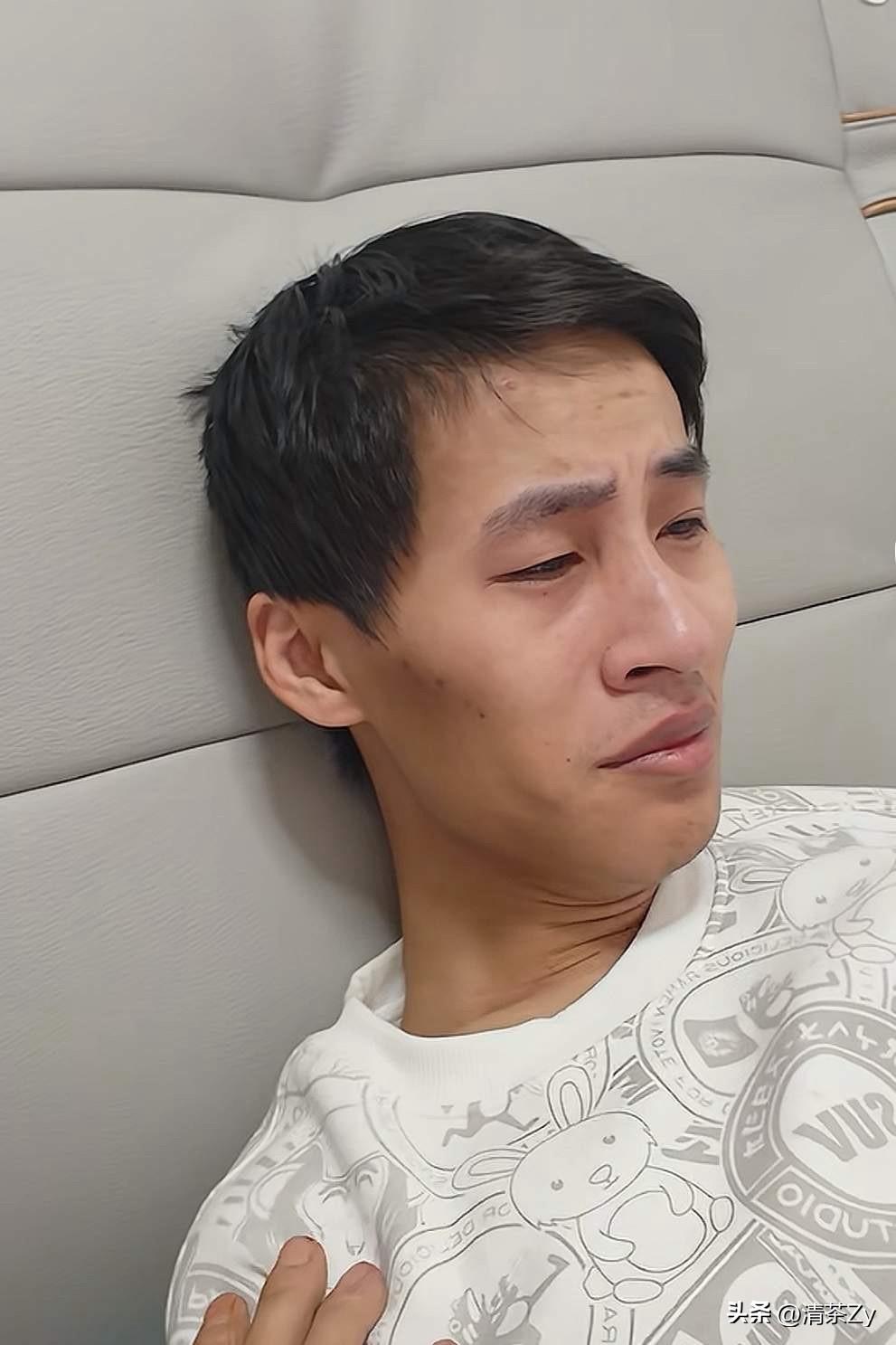 29岁的张云鹏躺在继母家的床上哭了，因为高洋和张宝艳阿姨都离开了，他的心里空落落