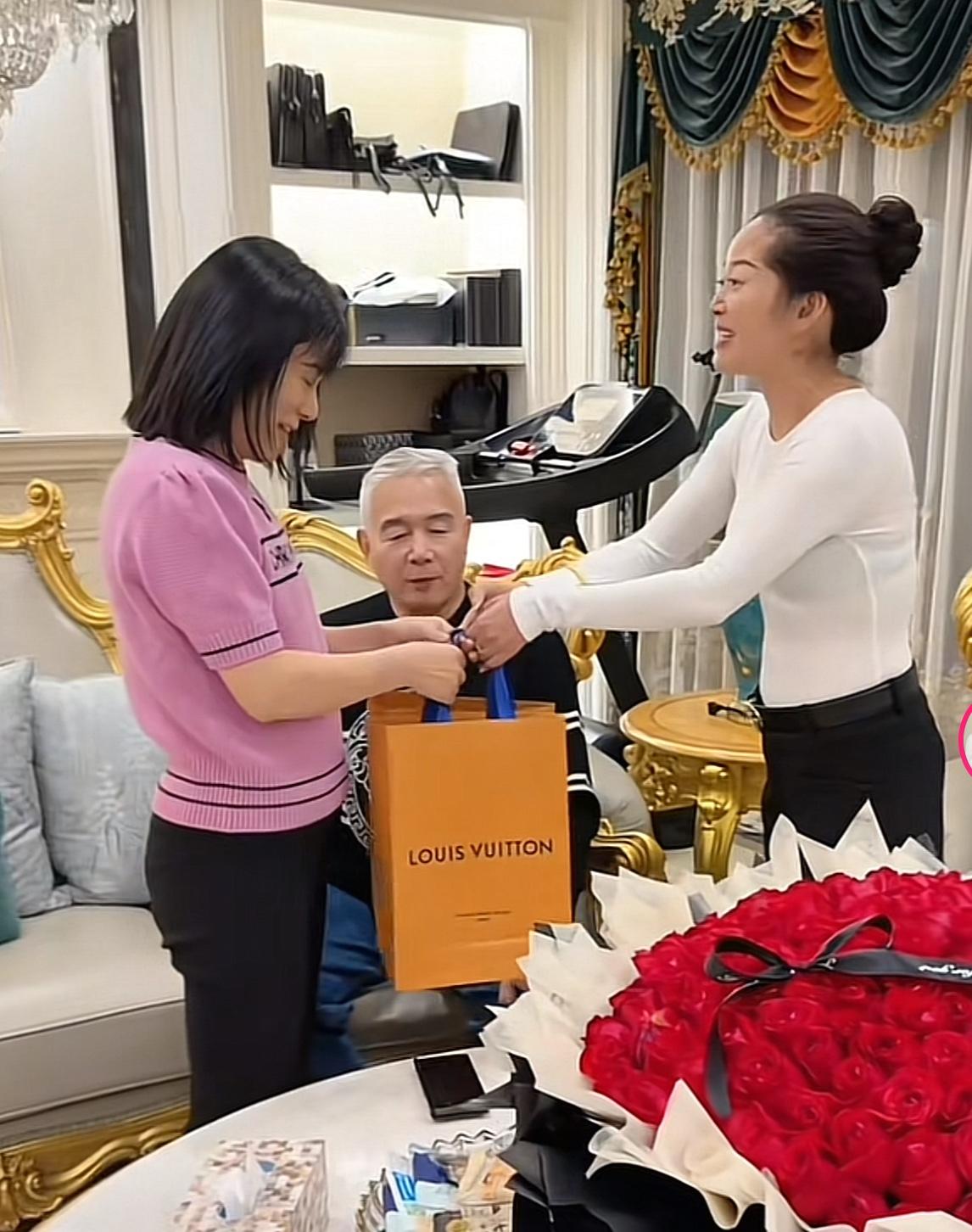 看了老中小这一家，让人感叹家里只要有钱，方方面面一片和谐，和和美美！
   据了