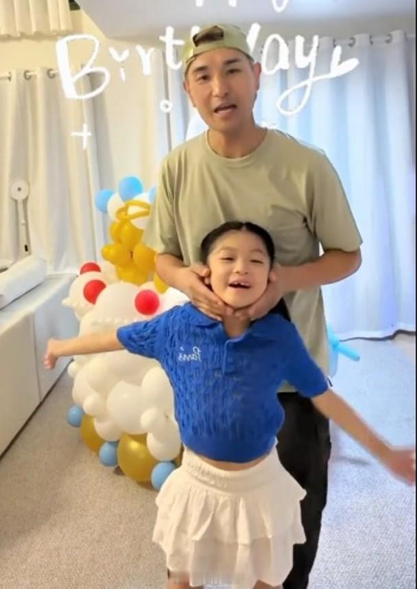 【On.cc】陳展鵬孖女兒搞驚喜　為單文柔生日送特大吹氣蛋糕藝人陳展鵬的太太單文
