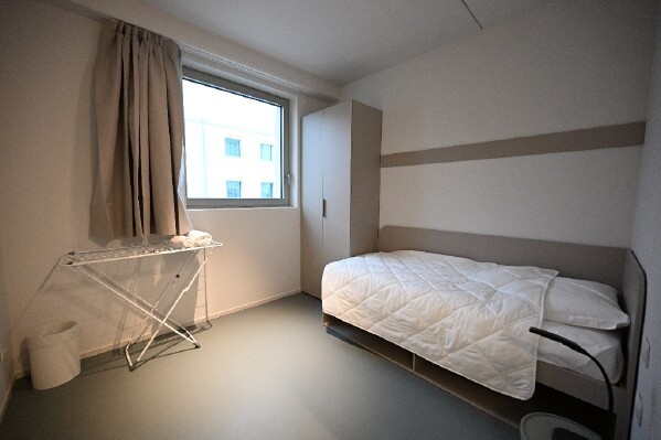 米兰冬奥会 这房间还算凑合，就是床小了点 整不好就得掉下来。不行旁边得搭个凳子。