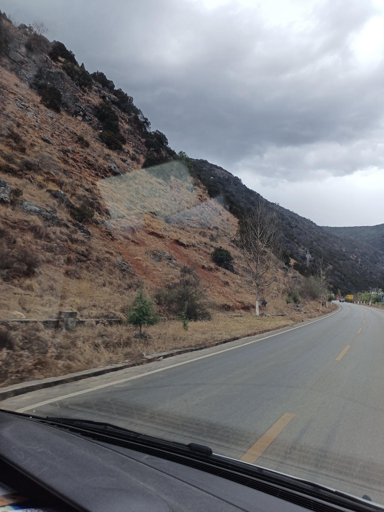 来云南旅游的朋友一定要做好防晒。
    云南的紫外线是真强，你就看那山吧，裸露