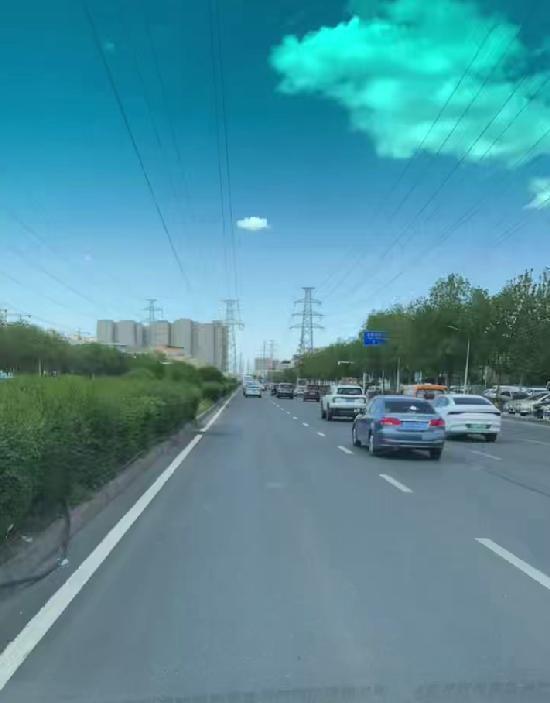 无论是由长春北路向北行，还是由长春北路向北行，总感觉新馨美寓小区的四号楼挡住了长
