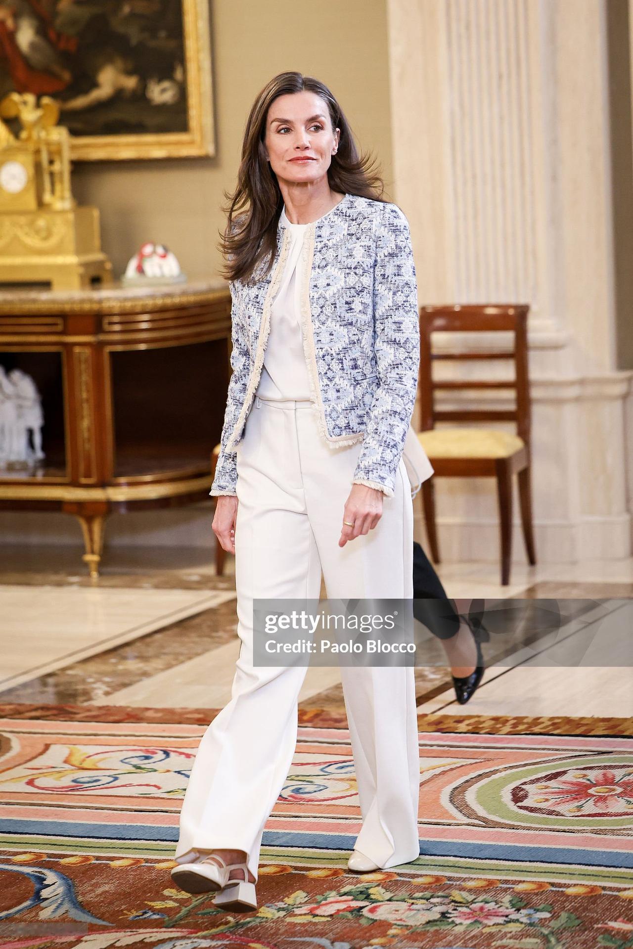 4月14日，西班牙王后莱蒂齐亚出席了一场接待会以及参加了一场会议。这两种都属于她