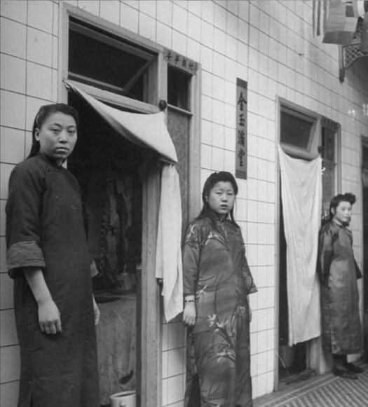 1946 年，沈阳一家妓院门口，被人拍下了这一张老照片。不过，这几个穿着中式旗袍