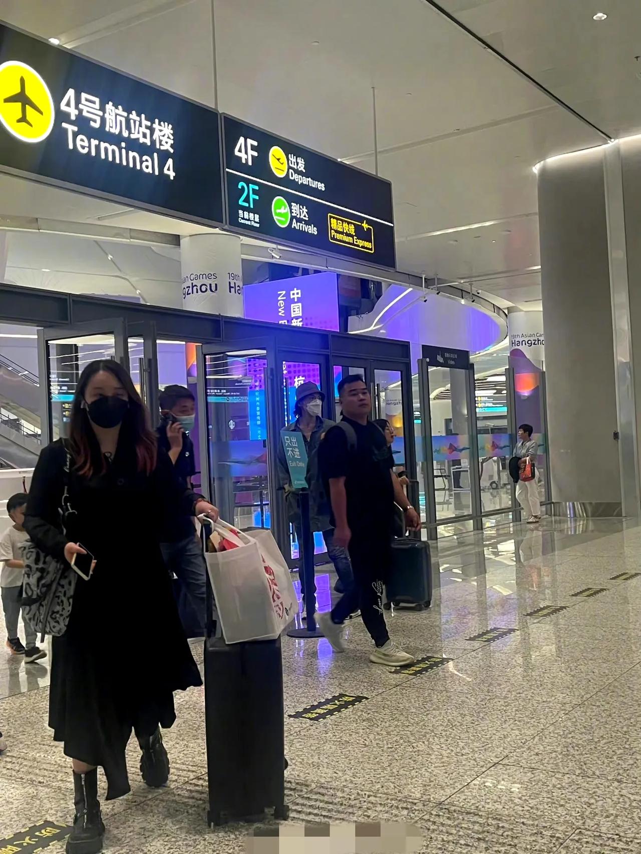 郭碧婷向佐凌晨现身杭州机场

5月26日凌晨，有网友在杭州萧山机场偶遇了向佐郭碧